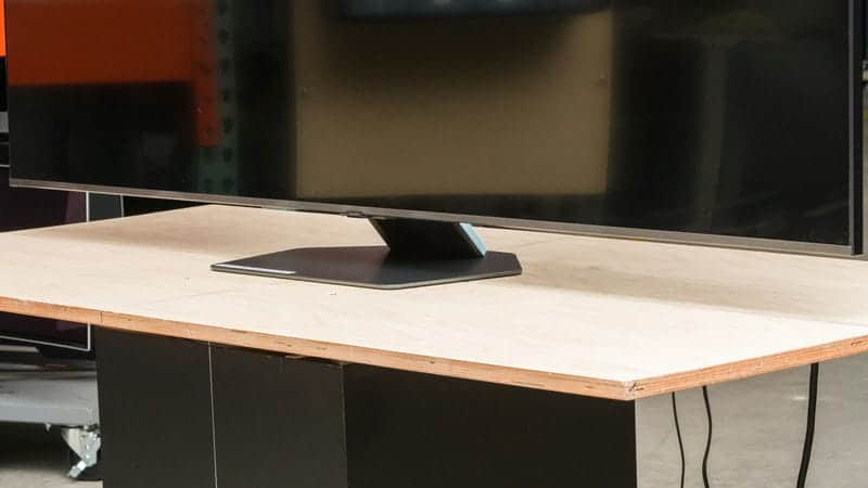 طراحی پایه وسط در تلویزیون QLED سامسونگ 75Q80D سایز 75 اینچ سال 2024 - سایت دبی کوچولو