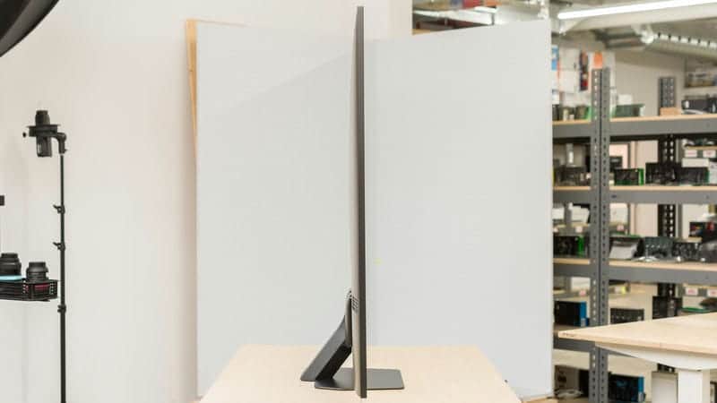 ضخامت کلی در طراحی نمای بغل تلویزیون NEO QLED سامسونگ 75QN90D سایز 75 اینچ سال 2024 - سایت دبی کوچولو