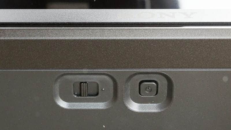 دکمه ی پاور در لبه ی زیری تلویزیون ال ای دی سونی 75S30 سایز 75 اینچ سال 2024 - سایت دبی کوچولو