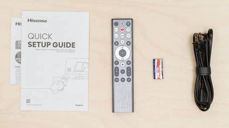 ریموت کنترل اسمارت و دفترچه راهنما و لوازم جانبی همراه با تلویزیون ULED هایسنس 75U7N سایز 75 اینچ سال 2024 - سایت دبی کوچولو