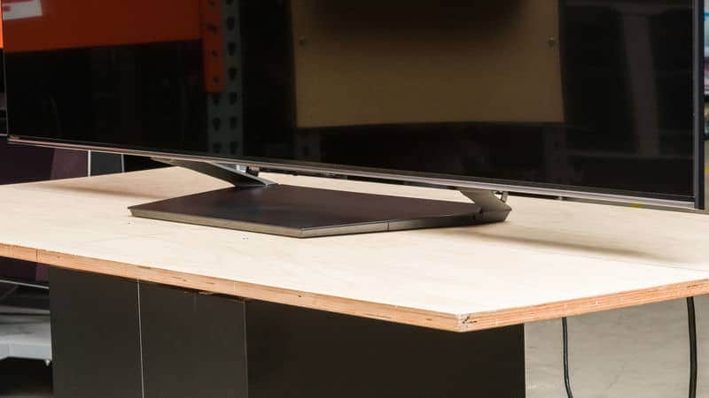 طراحی پایه وسط در تلویزیون ULED هایسنس 75U7N سایز 75 اینچ سال 2024 - سایت دبی کوچولو