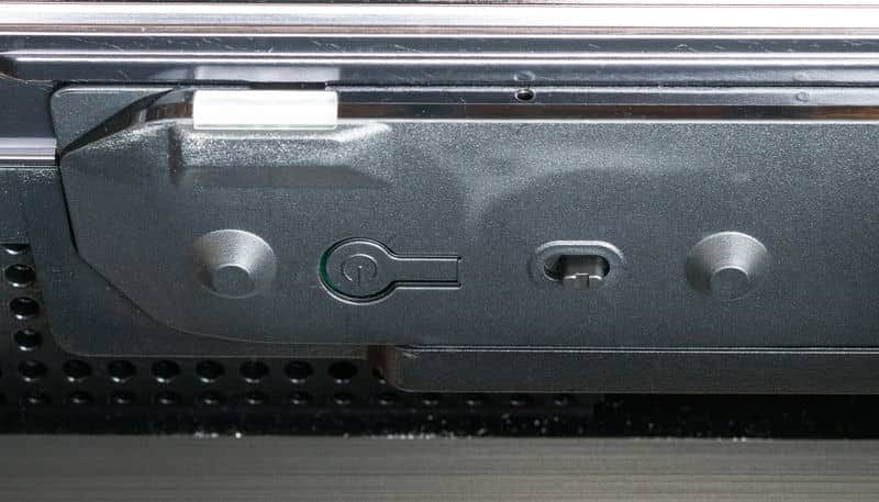 دکمه ی پاور در لبه ی پایینی تلویزیون ULED هایسنس 75U7N سایز 75 اینچ سال 2024 - سایت دبی کوچولو