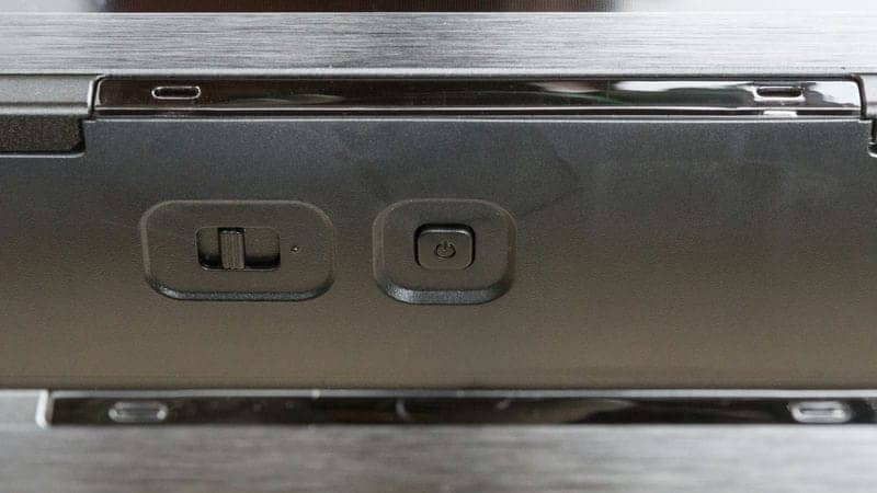 دکمه ی پاور در لبه ی زیر تلویزیون QLED مینی ال ای دی سونی 75XR70 سایز 75 اینچ سال 2024 - سایت دبی کوچولو