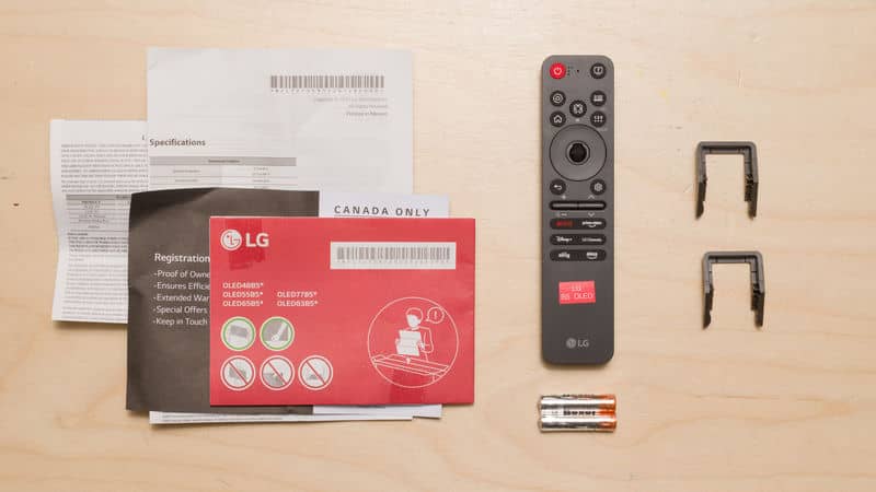 عکس ریموت کنترل و لوازم جانبی همراه با تلویزیون OLED ال جی 77B5 سایز 77 اینچ سال 2025 - سایت دبی کوچولو