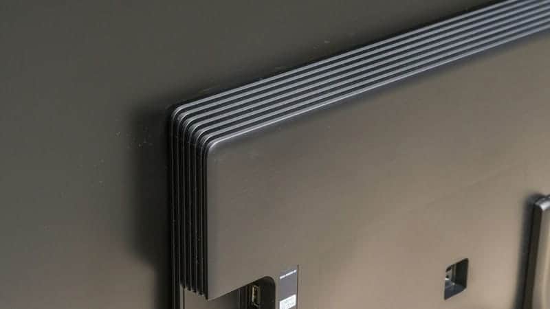 شیار های روی قاب پشتی در تلویزیون OLED سامسونگ 77S90D سایز 77 اینچ سال 2024 - سایت دبی کوچولو