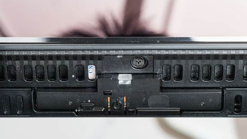 دکمه ی پاور در لبه پایینی تلویزیون OLED سامسونگ 77S90D سایز 77 اینچ سال 2024 - سایت دبی کوچولو