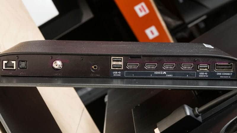 عکس کامل از پورت های ورودی و خروجی روی دستگاه وان کانکت در تلویزیون OLED سامسونگ 77S95D سایز 77 اینچ سال 2024 - سایت دبی کوچولو