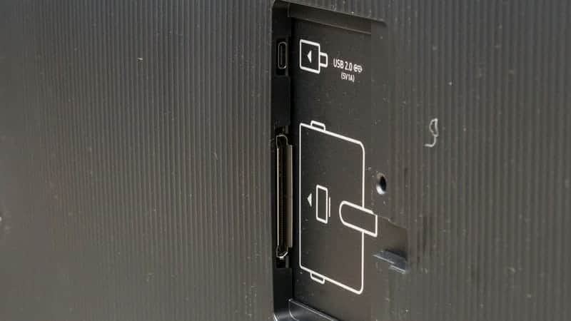 پورت کانال های کارتی در پشت تلویزیون OLED سامسونگ 77S95D سایز 77 اینچ سال 2024 - سایت دبی کوچولو