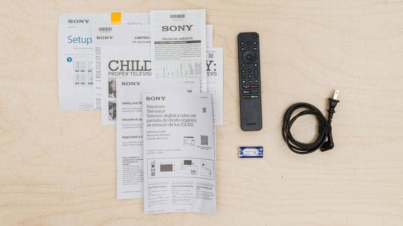 دفترچه راهنما و ریموت کنترل و کابل برق و باتری همراه با تلویزیون OLED سونی 77XR80 سایز 77 اینچ سال 2024 - سایت دبی کوچولو