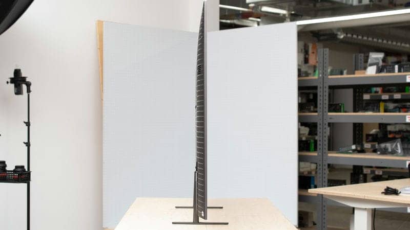 ضخامت کلی در طراحی نمای بغل تلویزیون OLED سونی 77XR80 سایز 77 اینچ سال 2024 - سایت دبی کوچولو