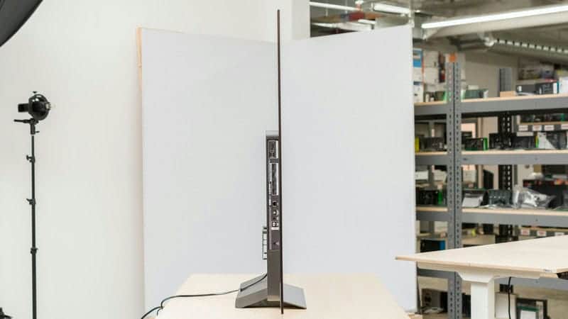 ضخامت کلی در طراحی نمای بغل تلویزیون OLED ال جی 83C4 سایز 83 اینچ سال 2024 - سایت دبی کوچولو