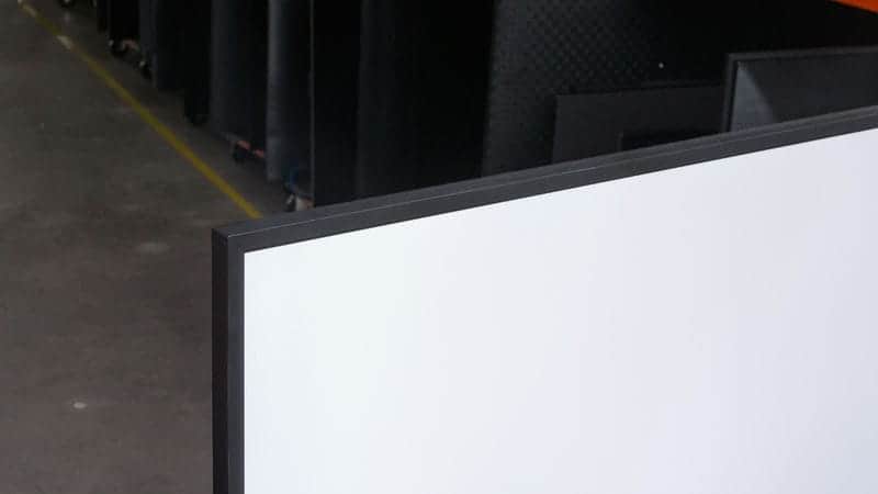 ضخامت فریم دور صفحه نمایش تلویزیون QLED سامسونگ 85LS03D سایز 85 اینچ سال 2024 - سایت دبی کوچولو