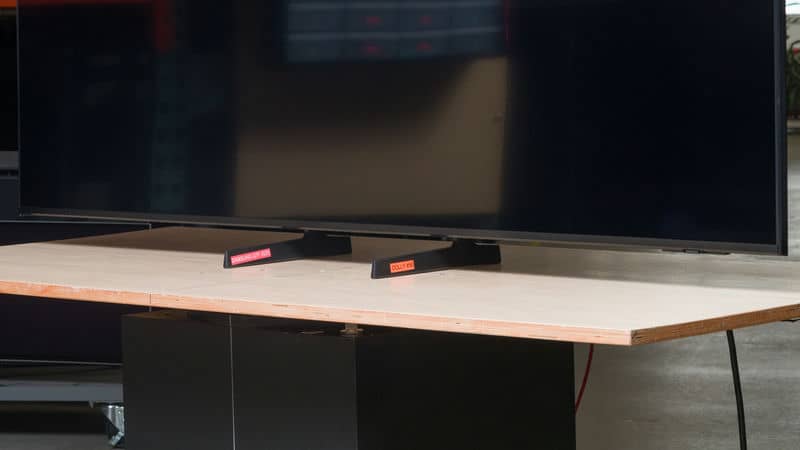 عکس واقعی از پایه دو شاخه در تلویزیون QLED سامسونگ 85Q7F سایز 85 اینچ سال 2025 - سایت دبی کوچولو