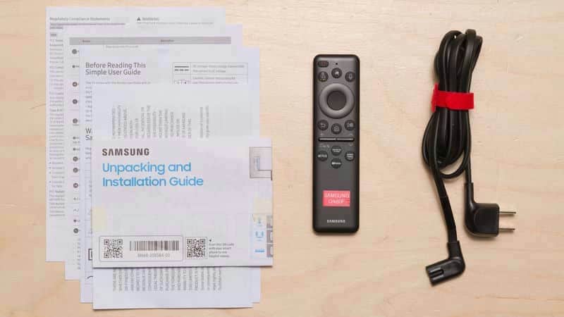 ریموت کنترل اسمارت و دفترچه راهنما و لوازم جانبی همراه با تلویزیون NEO QLED سامسونگ 85QN80F سایز 85 اینچ سال 2025 - سایت دبی کوچولو