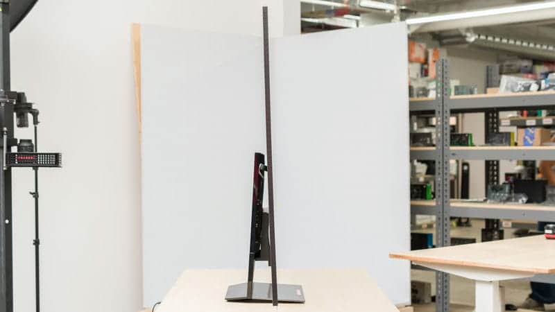 ضخامت کلی در طراحی نمای بغل تلویزیون NEO QLED سامسونگ 85QN900D سایز 85 اینچ سال 2024 - سایت دبی کوچولو