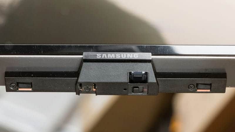 دکمه ی پاور و گیرنده ی مادون قرمز و لوگوی سامسونگ در لبه ی پایینی تلویزیون NEO QLED سامسونگ 85QN900D سایز 85 اینچ سال 2024 - سایت دبی کوچولو