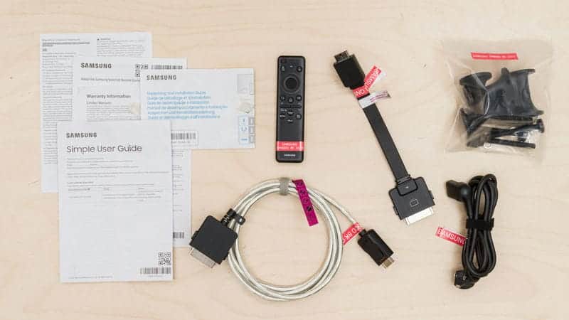 ریموت کنترل اسمارت و دفترچه راهنما و لوازم جانبی همراه با تلویزیون NEO QLED سامسونگ 85QN900D سایز 85 اینچ سال 2024 - سایت دبی کوچولو