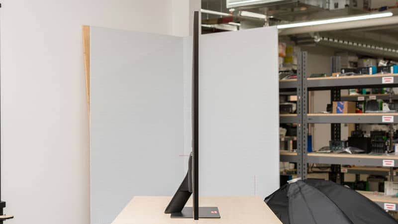 ضخامت کلی در طراحی نمای بغل تلویزیون NEO QLED سامسونگ 85QN95D سایز 85 اینچ سال 2024 - سایت دبی کوچولو