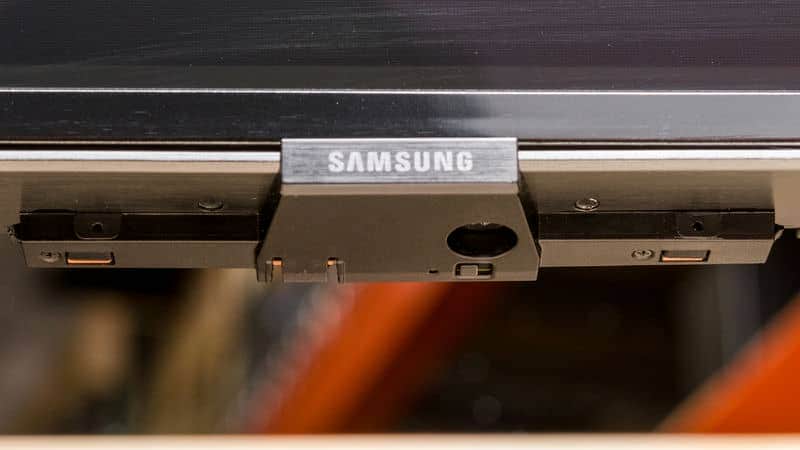 دکمه پاور و لوگوی سامسونگ در تلویزیون NEO QLED سامسونگ 85QN95D سایز 85 اینچ سال 2024 - سایت دبی کوچولو