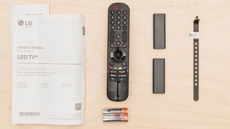 ریموت کنترل و دفترچه راهنما و لوازم جانبی همراه با تلویزیون QNED مینی ال ای دی ال جی 86QNED90 سایز 86 اینچ سال 2024 - سایت دبی کوچولو