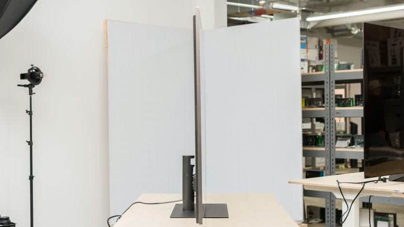 ضخامت کلی در طراحی نمای بغل تلویزیون OLED ال جی 97G4 سایز 97 اینچ سال 2024 - سایت دبی کوچولو