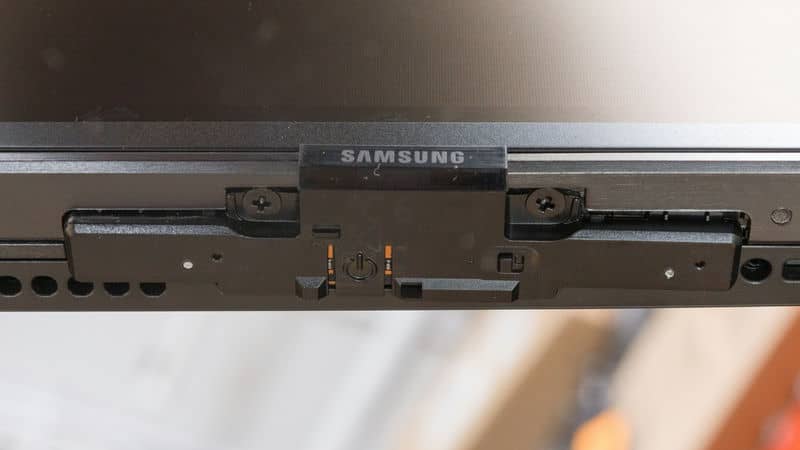 دکمه ی پاور و لوگوی سامسونگ در لبه ی زیری تلویزیون NEO QLED سامسونگ 98QN90F سایز 98 اینچ سال 2025 - سایت دبی کوچولو