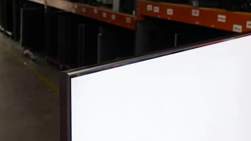 ضخامت کلی فریم دور صفحه نمایش تلویزیون NEO QLED سامسونگ QN80F سال 2025 - سایت دبی کوچولو