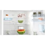 بخش داخلی همراه با مواد خوراکی در یخچال فریزر بالاپایین بوش K86 کد KGD86AW31U ساخت آلمان مونتاژ ترکیه 24 فوت رنگ سفید سال 2023 - سایت دبی کوچولو