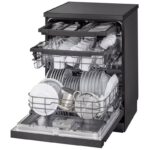 نمای سمت چپ از بخش داخلی همراه با ظروف در ماشین ظرفشویی ال جی 513 کد DFC513FD رنگ دودی سه طبقه 14 نفره 3 سبد اصل کره مونتاژ کره بدون بخارشوی - سایت دبی کوچولو